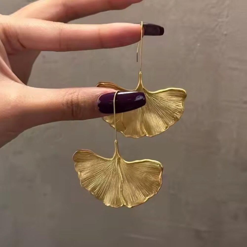 ✨ 14K Gold Filled Ginkgo Leaf Earrings ✨ - Picture 3 of 3